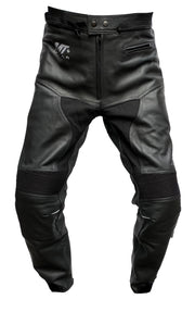 Schwarze Lederhose von MT Recker, Motorrad Lederhose, Gr. 52, mit robustem Design für Motorradfahrer, auf einem Foto.