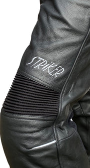 Schwarze Lederhose für Motorräder von MT Recker, Größe 52, mit robustem Leder und Schutzpolstern, auf einem Motorrad-Foto.