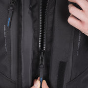 Schwarze, weiße und blaue ARMR Motorrad Jacke Kiso 4.0 von biker-zone-com, aus robustem Textil mit Schutzmaterialien.