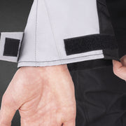 Schwarze, weiße und blaue ARMR Motorradjacke Kiso 4.0 aus Textil mit Schutzpolsterung, von biker-zone-com.