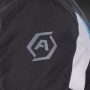 Schwarze, weiße und blaue ARMR Motorradjacke Kiso 4.0 aus Textil mit Schutzpolster, für Biker, auf einem schwarzen Hintergrund.