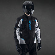 Schwarze, weiße und blaue ARMR Motorradjacke Kiso 4.0 aus Textil mit Protektoren, Biker-zone-com Marke, auf einem Modell getragen